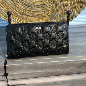 NWT DKNY LOGO WALLET